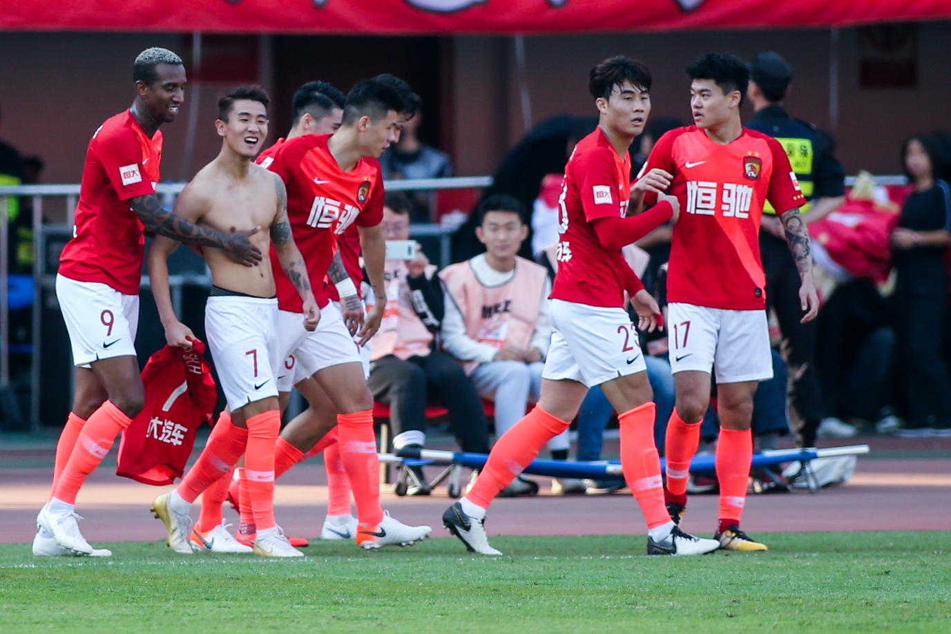 当《原神》成为社交符号后，喊出联动口号还会羞耻吗？